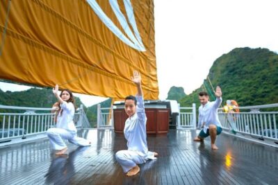 Tập Thái Cực Quyền (Tai chi) trên du thuyền Hạ Long, khởi đầu ngày mới đầy thú vị!