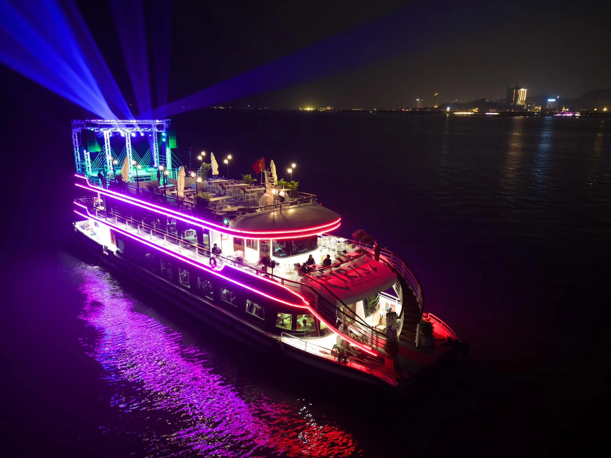 Du thuyền Iris cruise chào đón năm mới