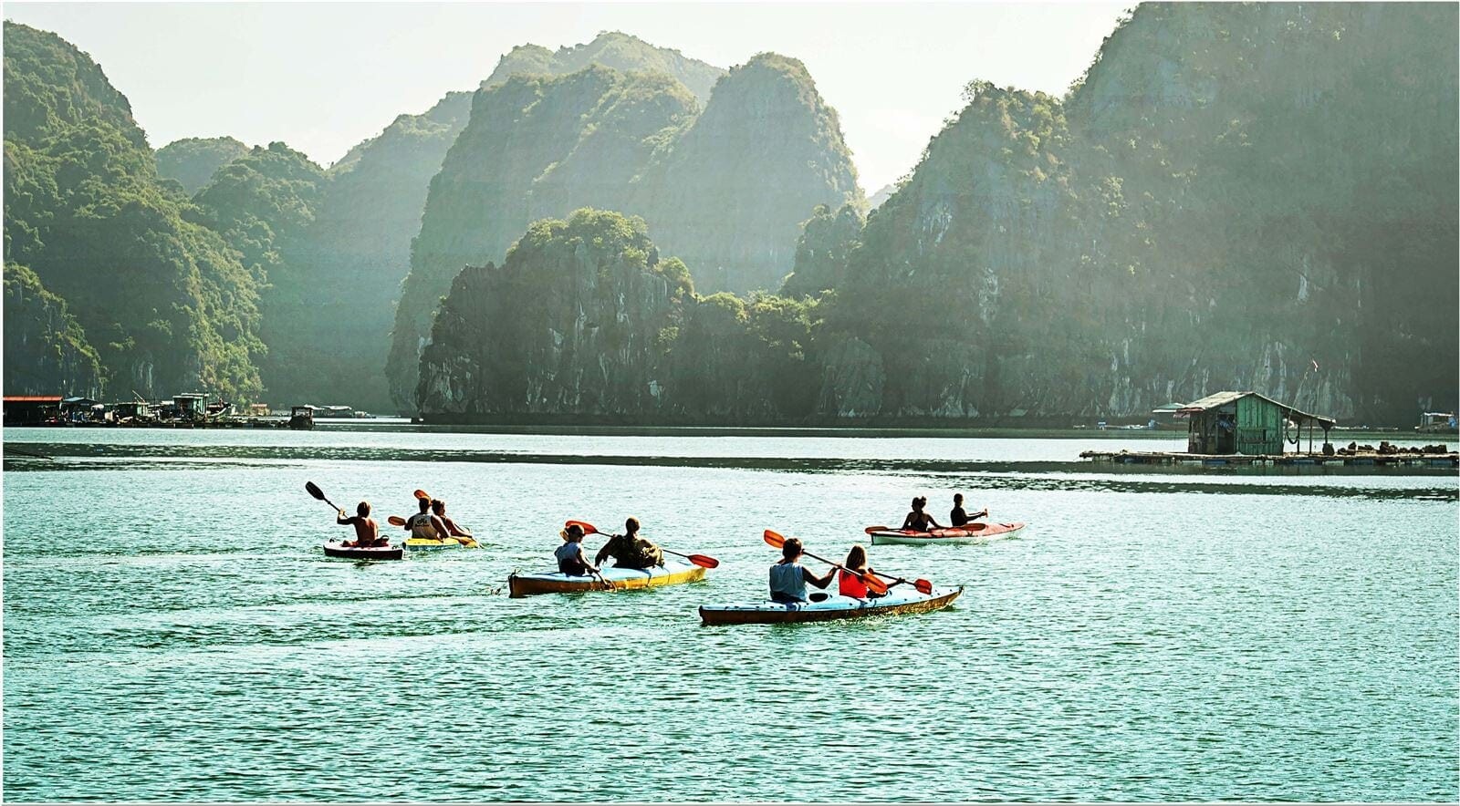 Chèo kayak trên vịnh Lan Hạ