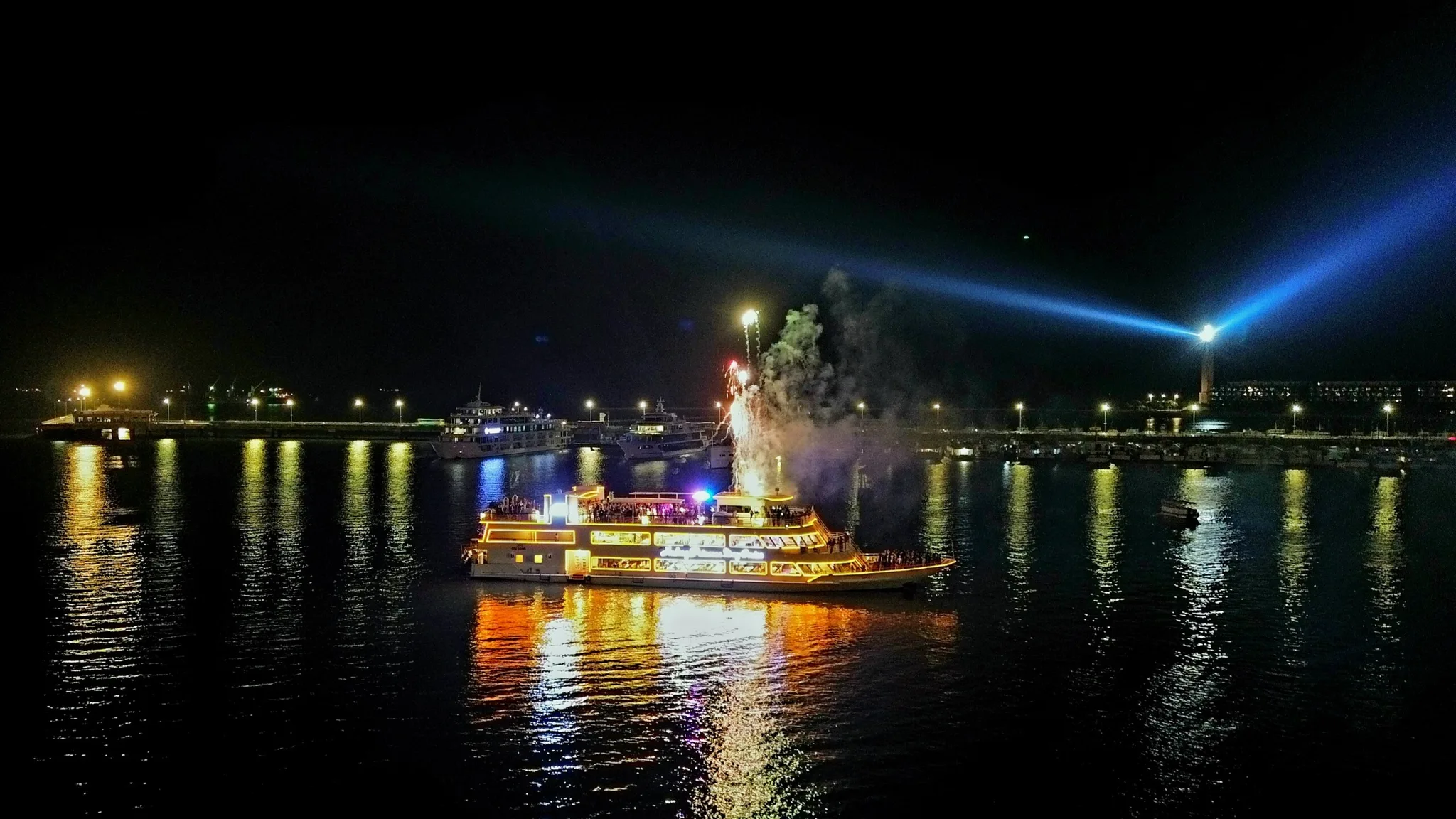 Du thuyền Halong Princess bắn pháo hoa chào năm mới