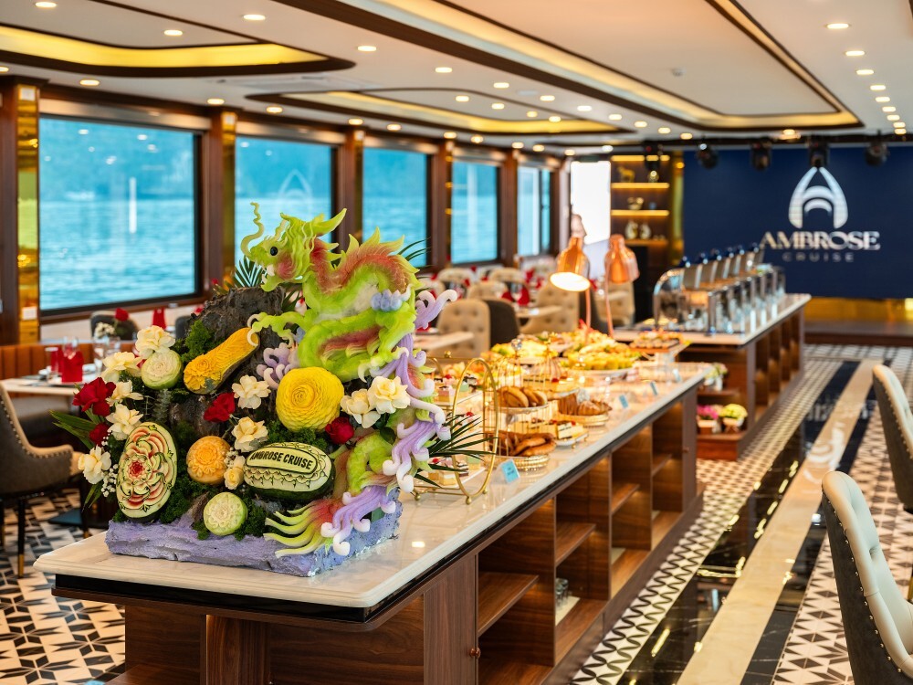 Du thuyền Ambrose - Quầy line buffet