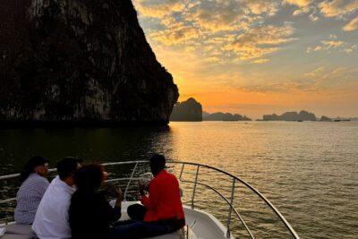 Private Yatch Halong Bay (2)