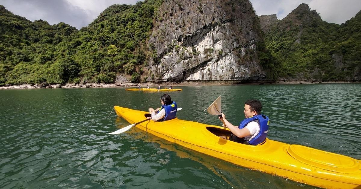 Chèo Kayak ở khu vực Ao Ếch 