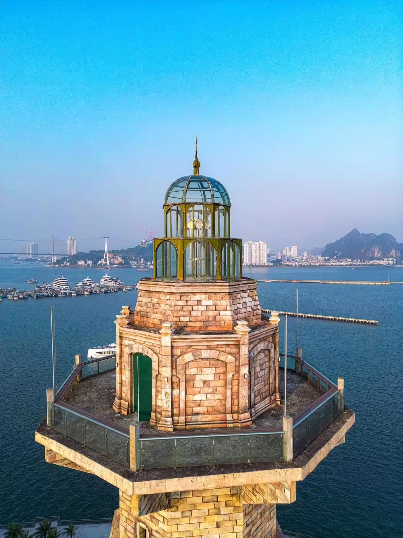 Bãi Cháy Lighthouse