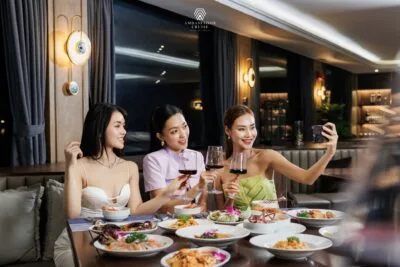 Vé tour ăn tối du thuyền Ambassador, ngắm pháo hoa 