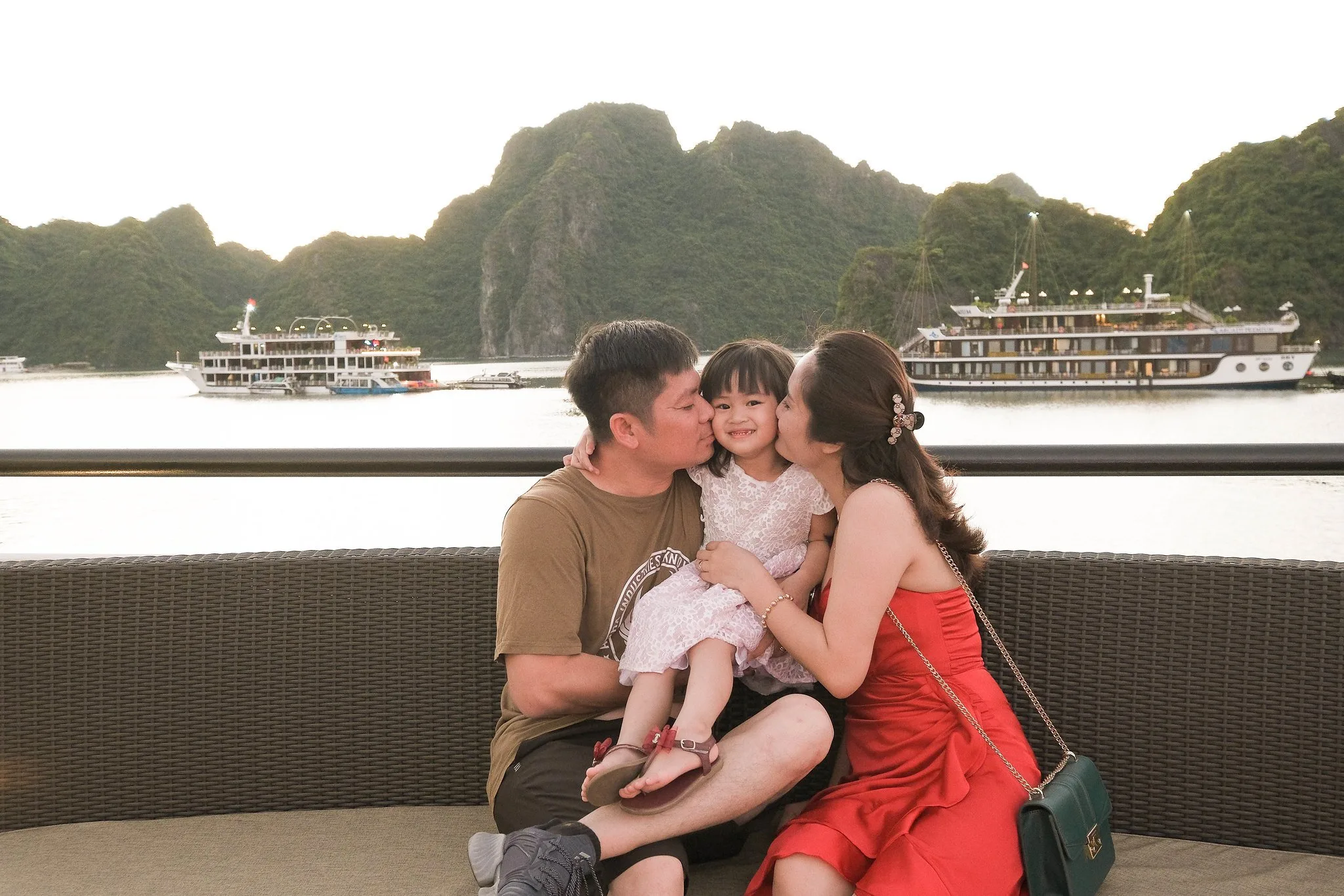 Gia đình đi du thuyền tại Hạ Long