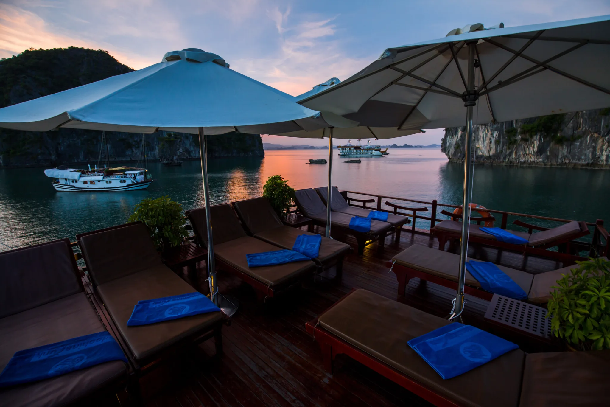 Dragon's Pearl Junk Sundeck 3