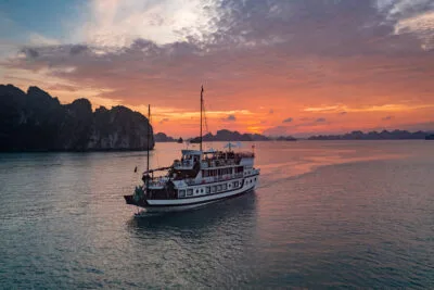 Du thuyền Dragon’s Pearl Junk – Khám phá vịnh Bái Tử Long