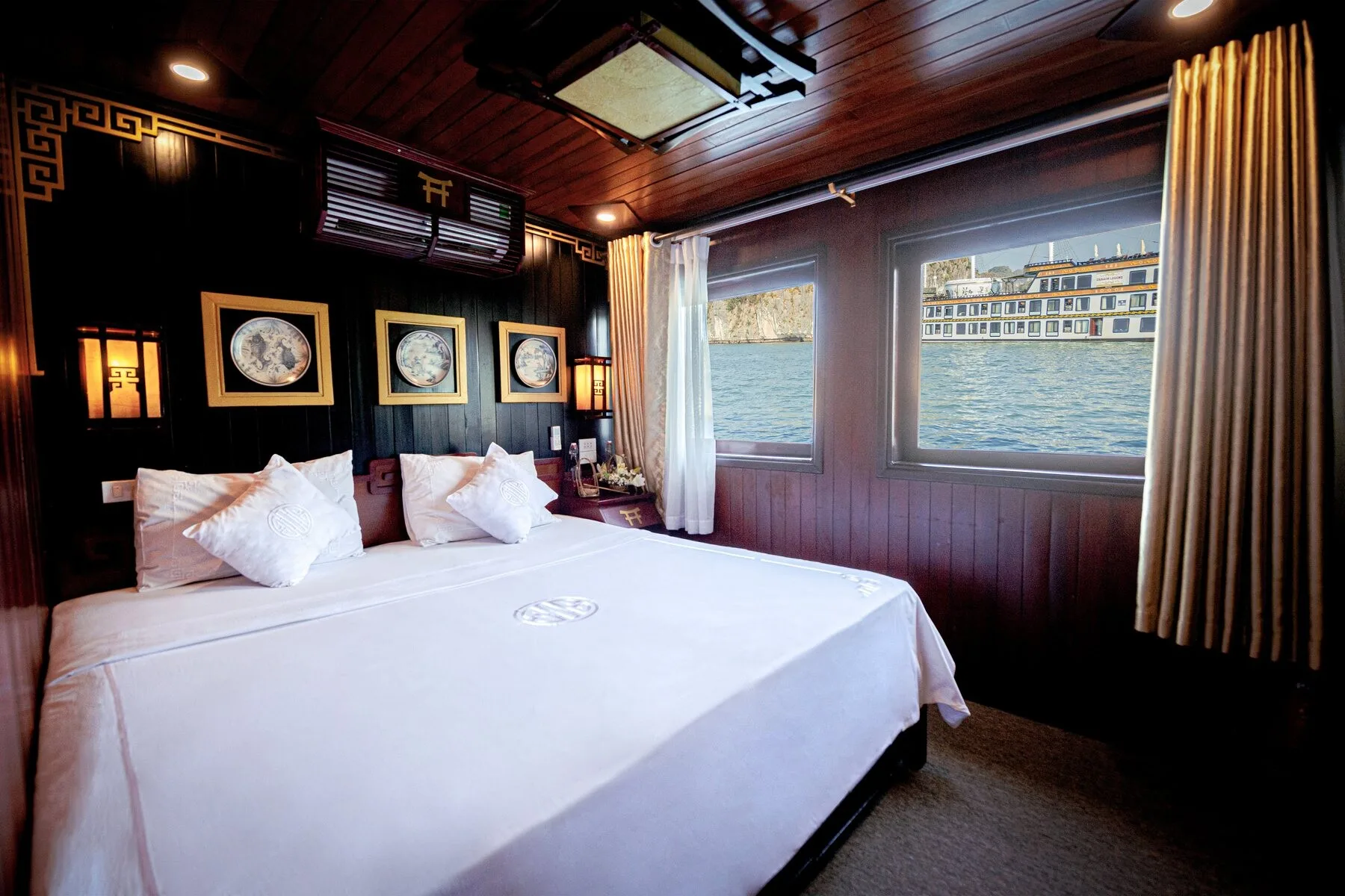 Deluxe double cabin with sea-view windows on Dragon’s Pearl Junk