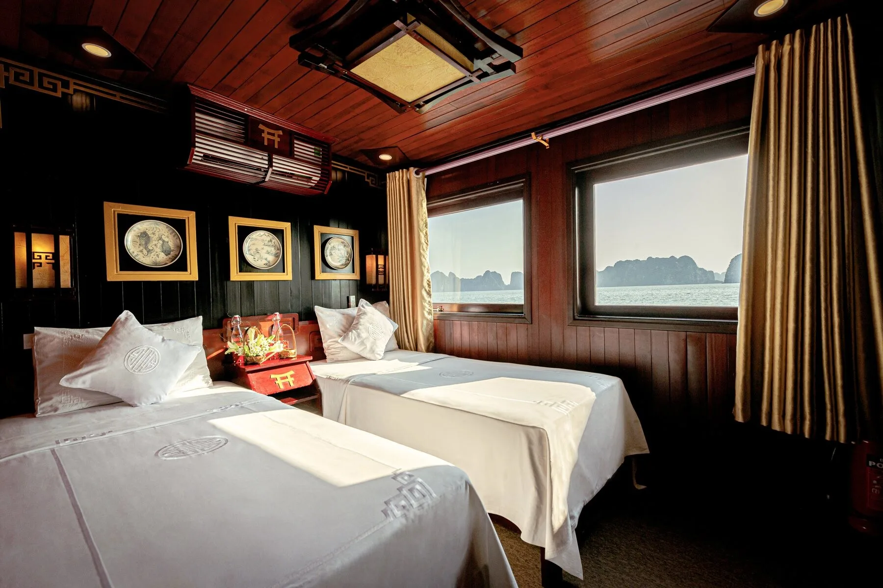 Deluxe twin cabin with sea-view windows on Dragon’s Pearl Junk
