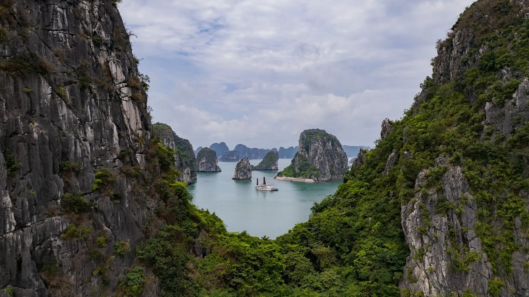 Dragons Pearl Junk Limestone Islands