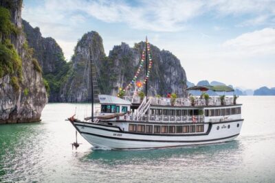 Du thuyền Swan- (Tàu ngủ đêm) Thăm vịnh Bái Tử Long hoang sơ