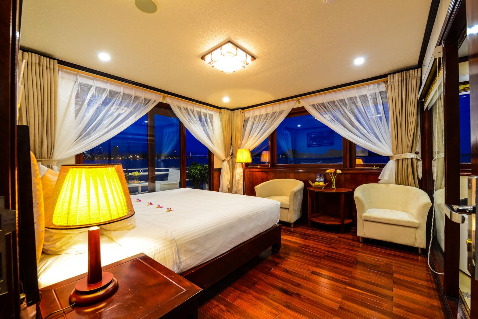 Cabin Du thuyền Swan