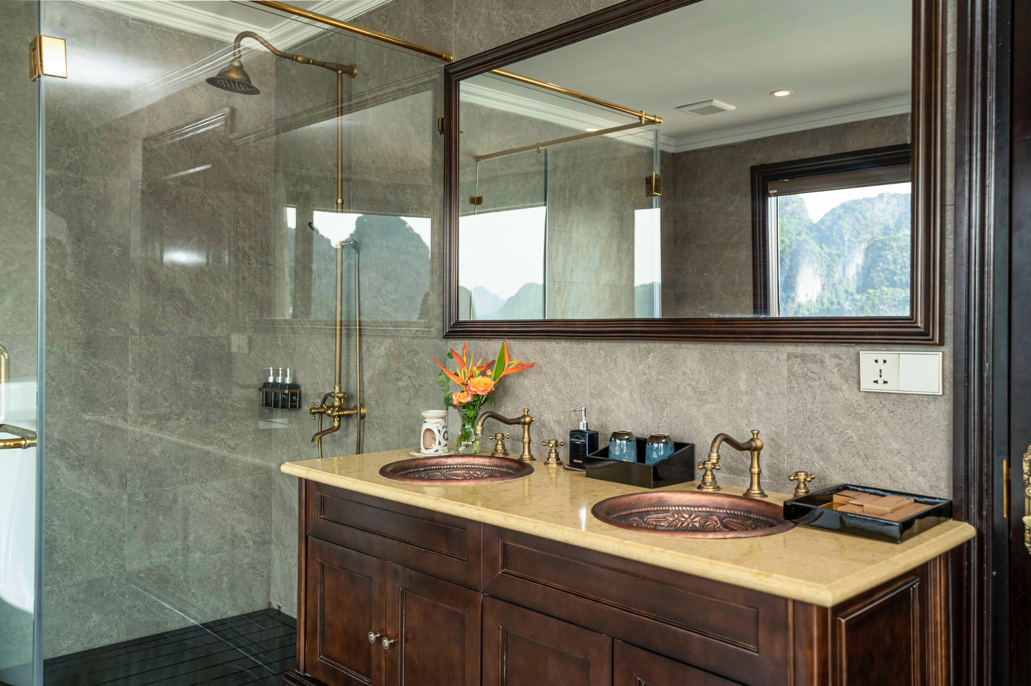 71. Honeymoon (bathroom)