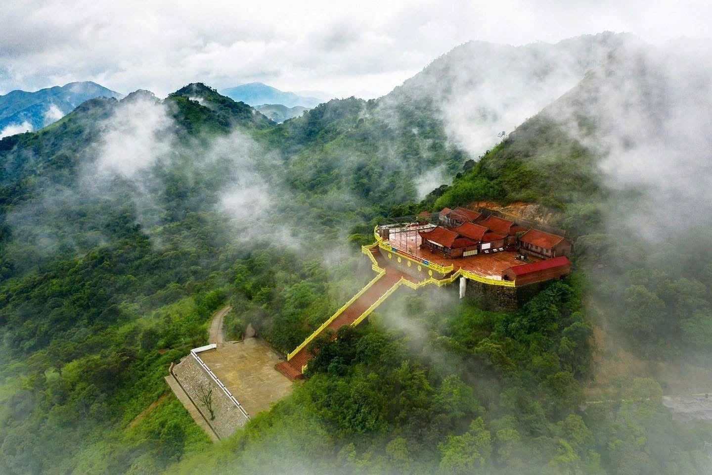 Chùa Ngọa Vân Yên Tử 