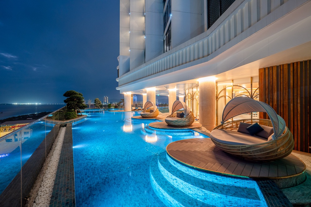 Bể Bơi Ngoài Trời The Luxe Aquatica Tầng 6 Radisson Blu Ha Long