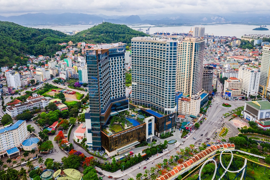 Cách Sun World Hạ Long Complex chỉ 50m