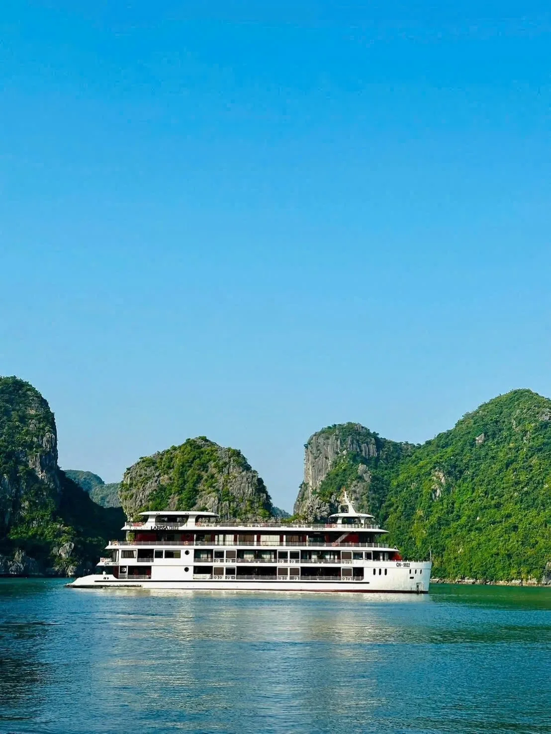 Du thuyền Larissa Cruises giữa các đảo đá vôi trên vịnh Bái Tử Long
