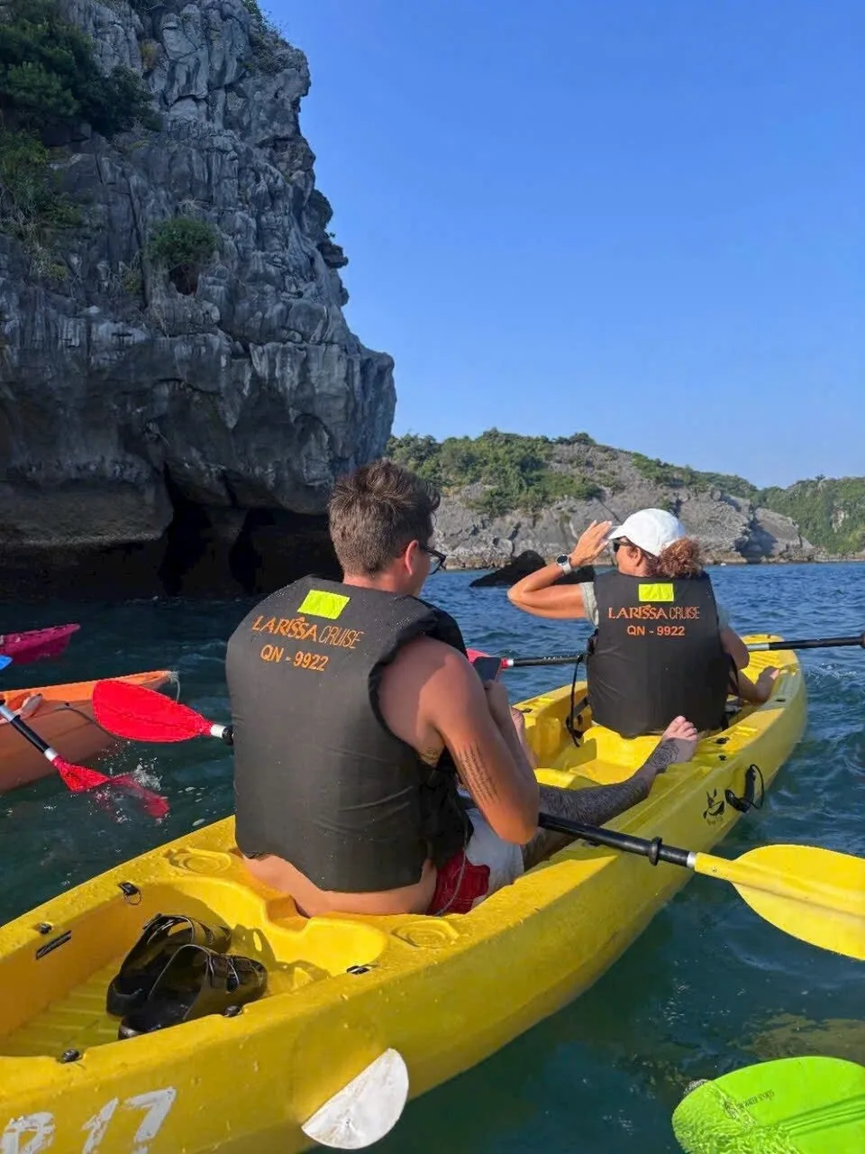 Du khách chèo kayak giữa các đảo đá trên hành trình Larissa Cruises