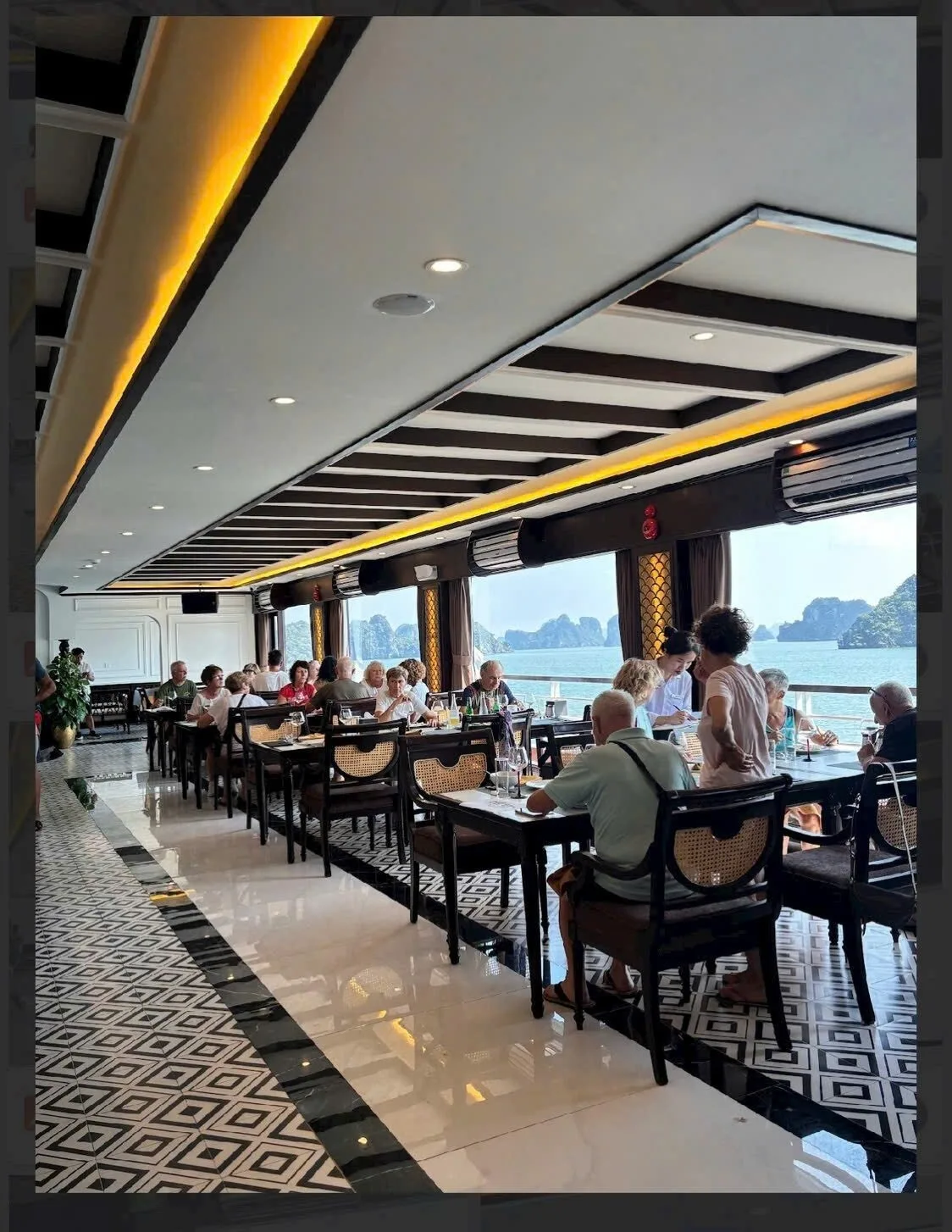 Khách dùng bữa trong nhà hàng Larissa với tầm nhìn ra vịnh