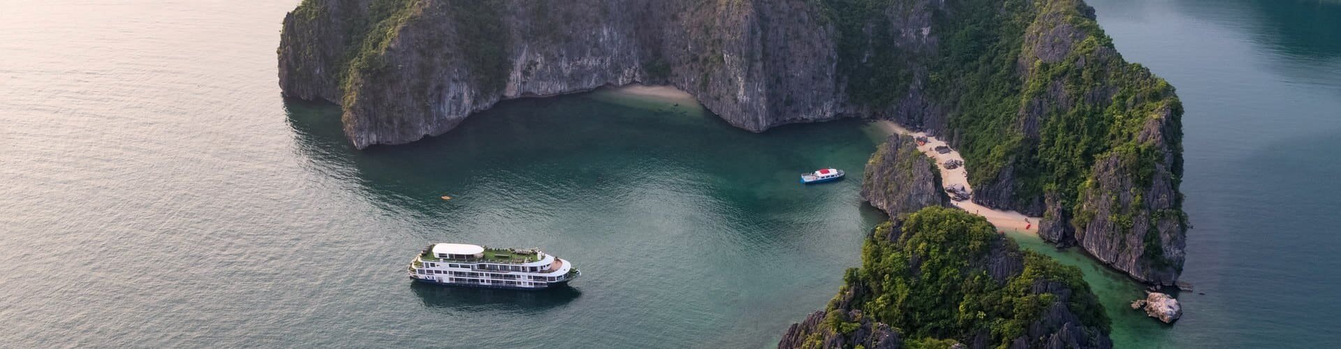 halong bay tour boat